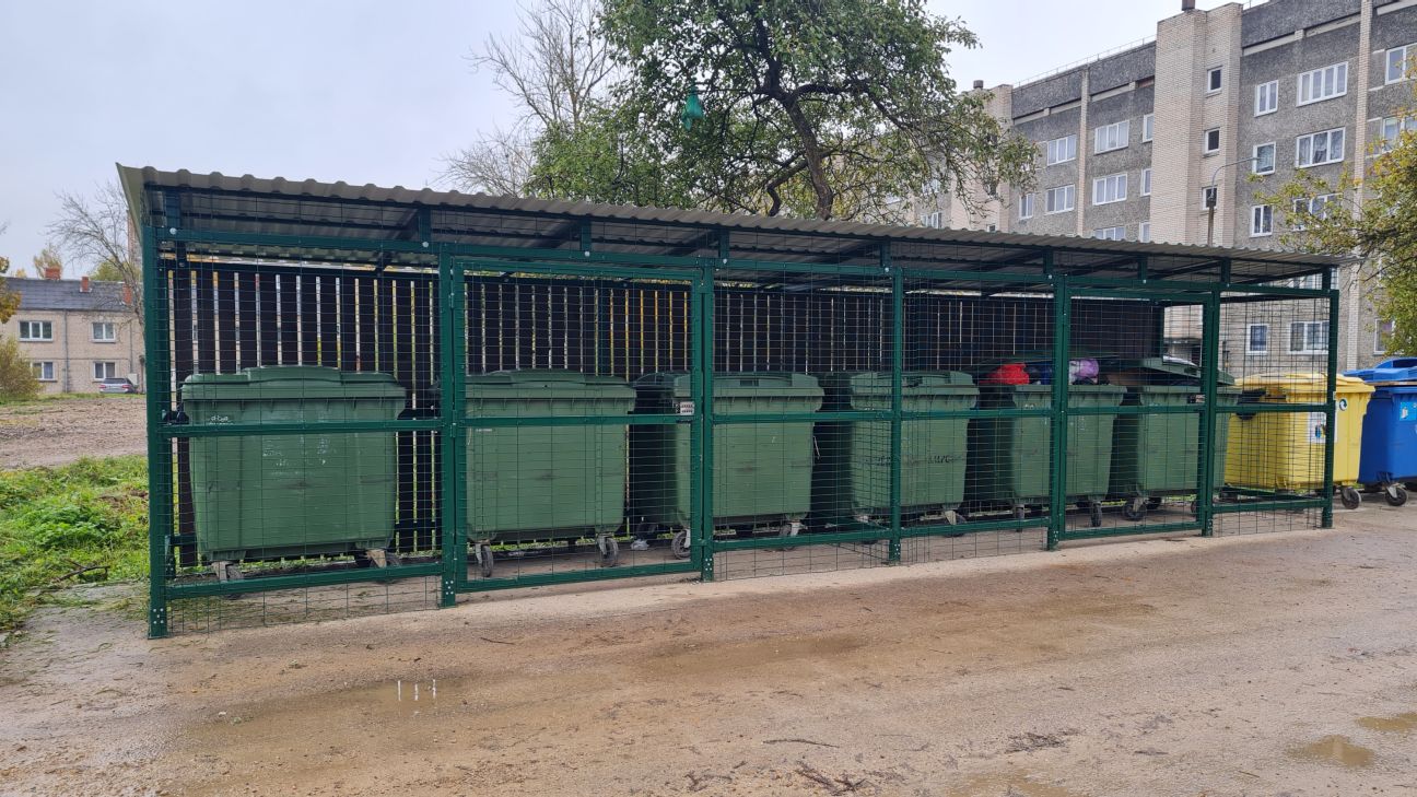Slēgtā atkritumu konteineru novietne tiek regulāri uzlauzta