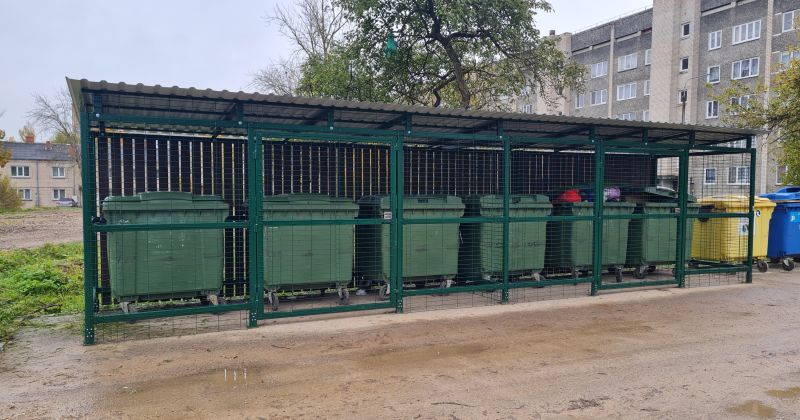 Slēgtā atkritumu konteineru novietne tiek regulāri uzlauzta