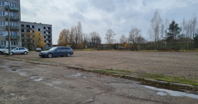 Nojauktā Auseklī&scaron;a ielas grausta vietā izveidots automa&scaron;īnu stāvlaukums