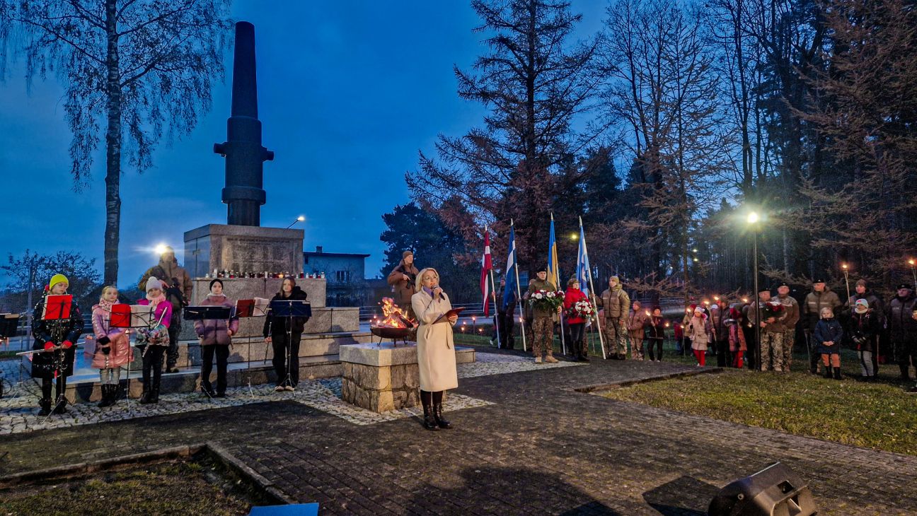 Līvānos Lāčplēša dienas pasākumā ar klusuma brīdi piemin Ukrainā kritušo novadnieku