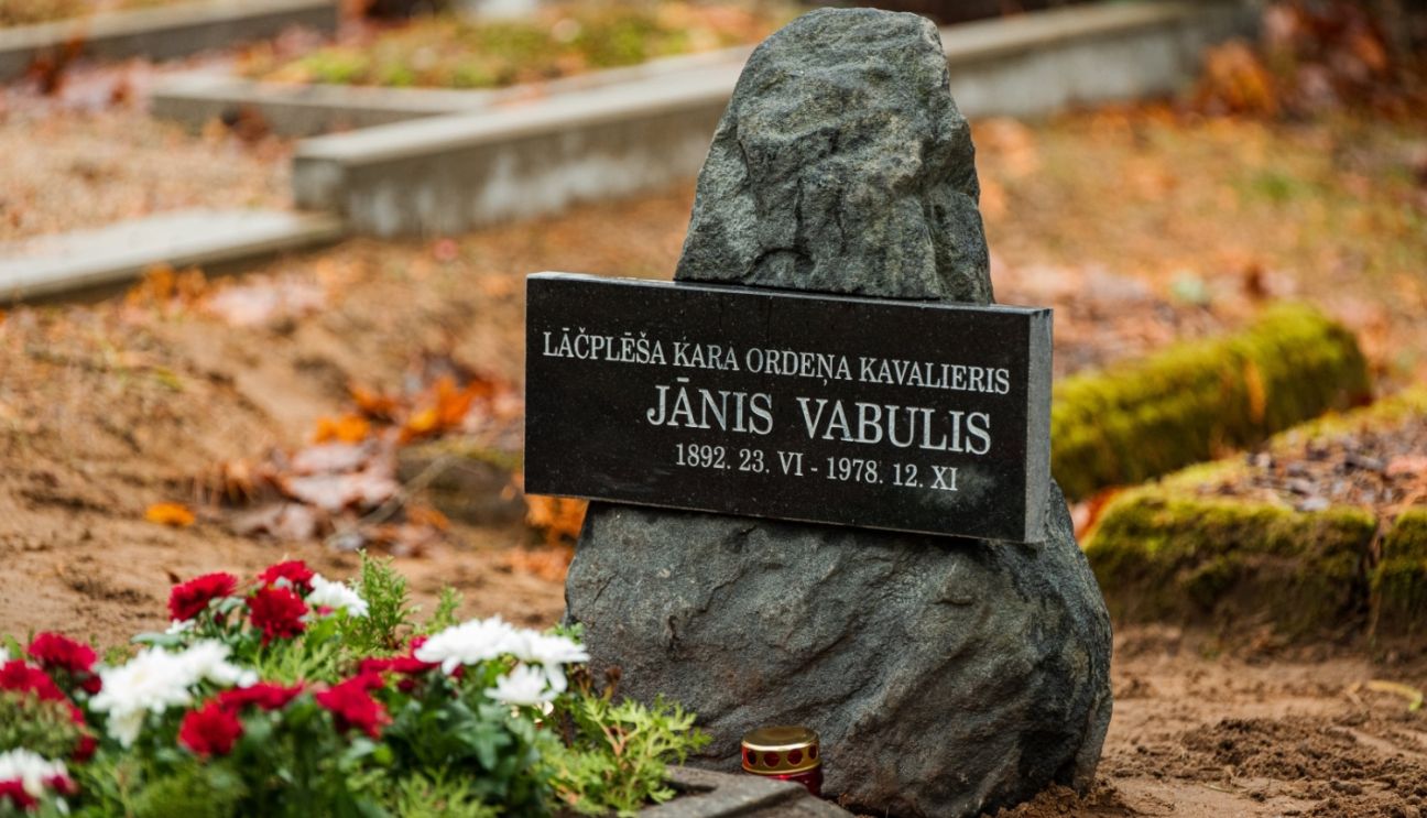 Atklāj Lāčplēša Kara ordeņa kavaliera Jāņa Vabuļa piemiņas akmeni