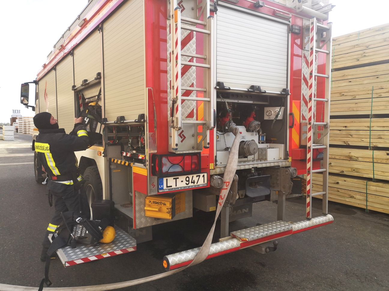 Jēkabpils novada ugunsdzēsējiem glābējiem pasniedz apbalvojumus