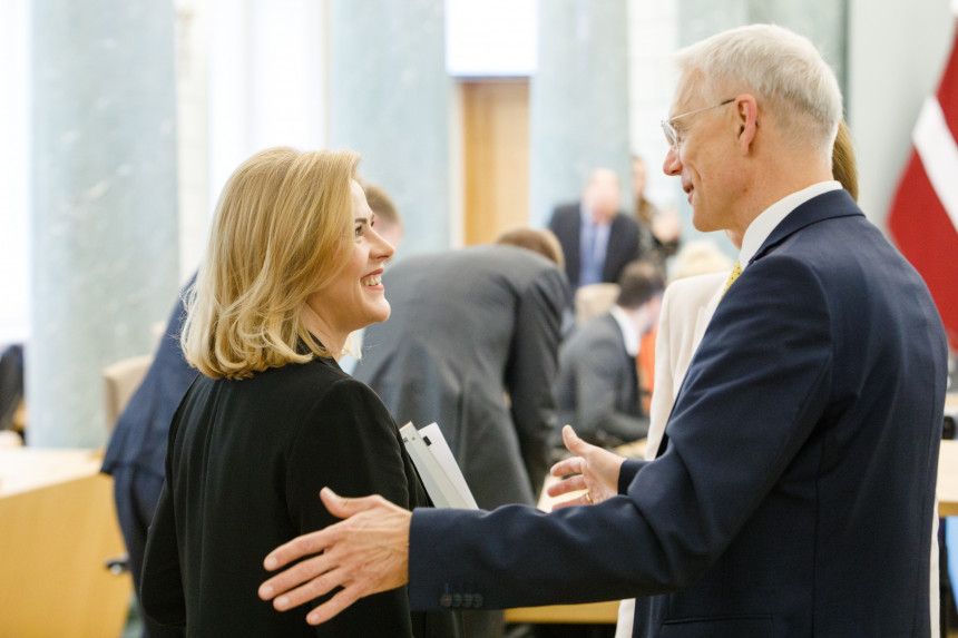 Kariņš mudina arī premjeri Siliņu izmantot privātos lidojumus