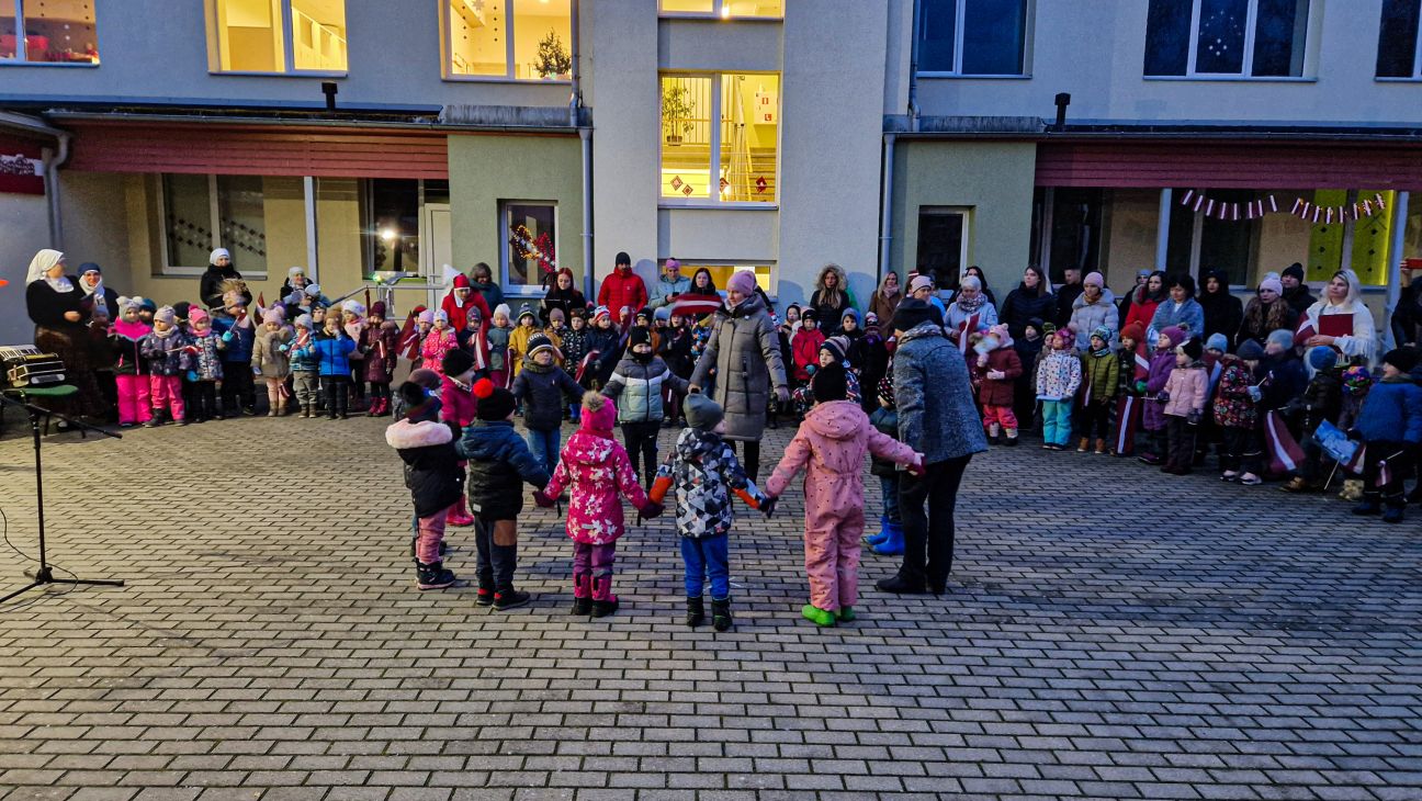 Bērnudārzā “Kāpēcītis” svin Latvijas 105.dzimšanas dienu