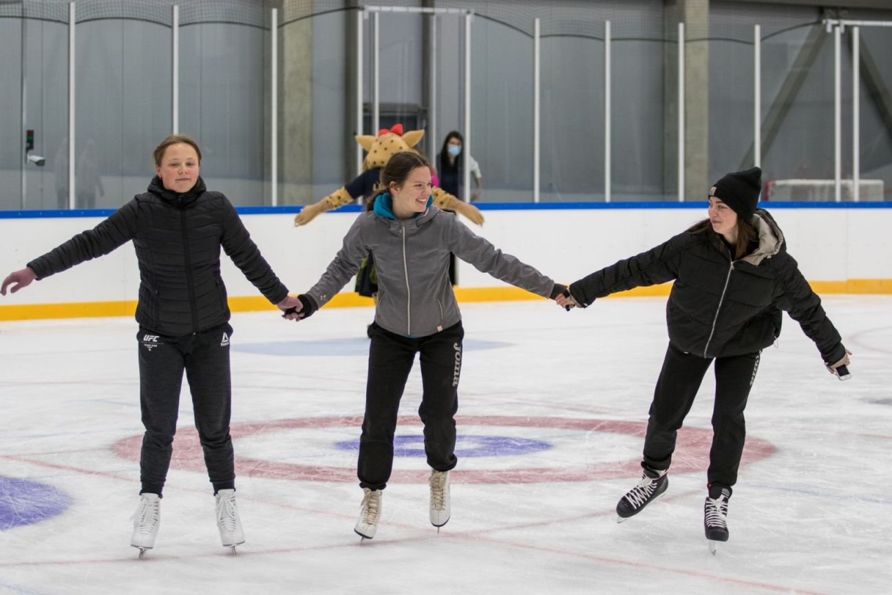 Jēkabpils Sporta hallē pirmo reizi notiks slidošanas sacensības “Ātrās slidas”