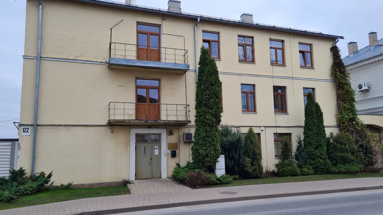 Jēkabpilī notiek automašīnas un pasažieru autobusa sadursme