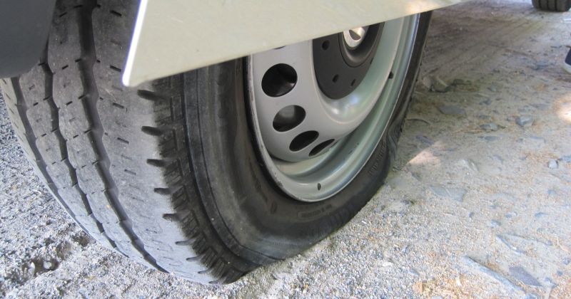 Jēkabpilī sabojāta automa&scaron;īna, citam spēkratam sadurtas riepas