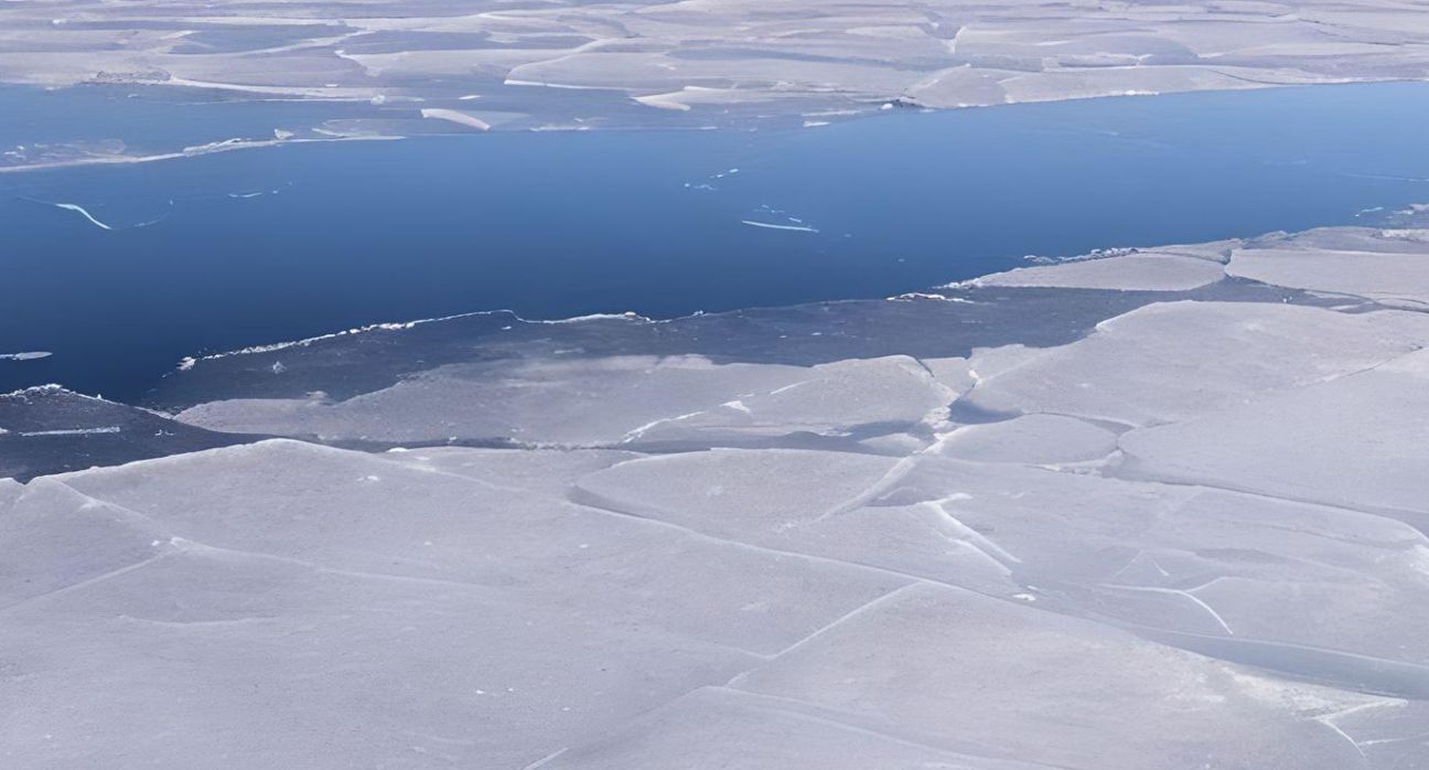 Iedzīvotāji aicināti nekāpt uz trauslā ledus
