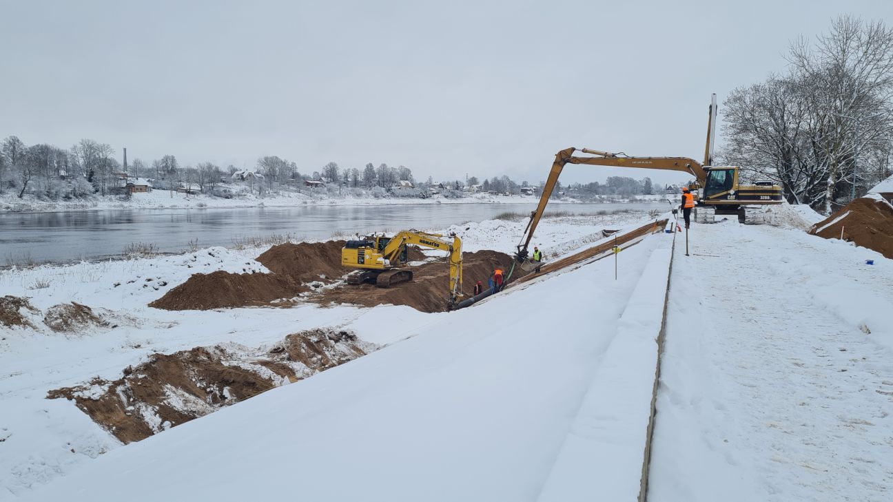 Sniegs rada apgrūtinājumus, bet dambja būvdarbi Jēkabpilī turpinās