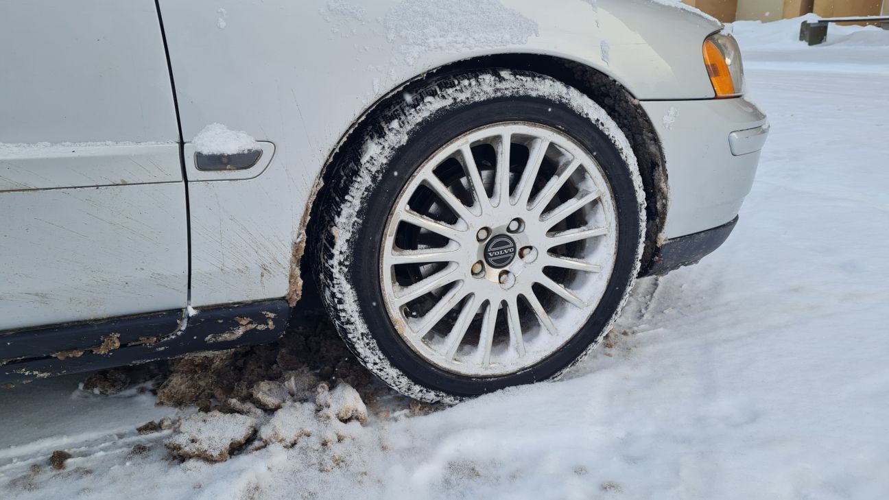 Jēkabpilī pārbauda riepu protektora dziļumu