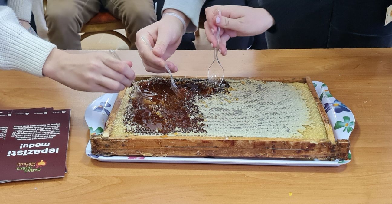 Rudzātu vidusskolā notiek “Eiropas medus brokastis”