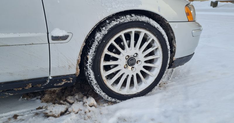 Jēkabpilī pārbauda riepu protektora dziļumu