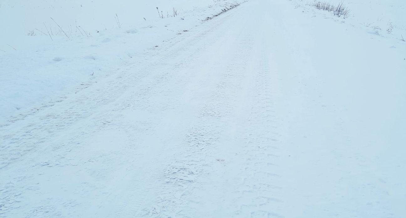 Kūku pagastā no auto atdalās riepa, izraisot avāriju