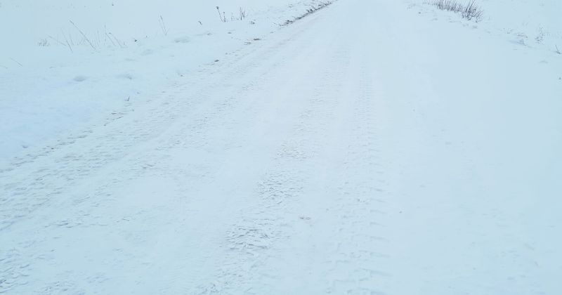 Kūku pagastā no auto atdalās riepa, izraisot avāriju