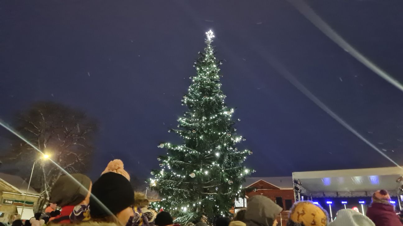 Jēkabpilī atklāj pilsētas galveno Ziemassvētku egli