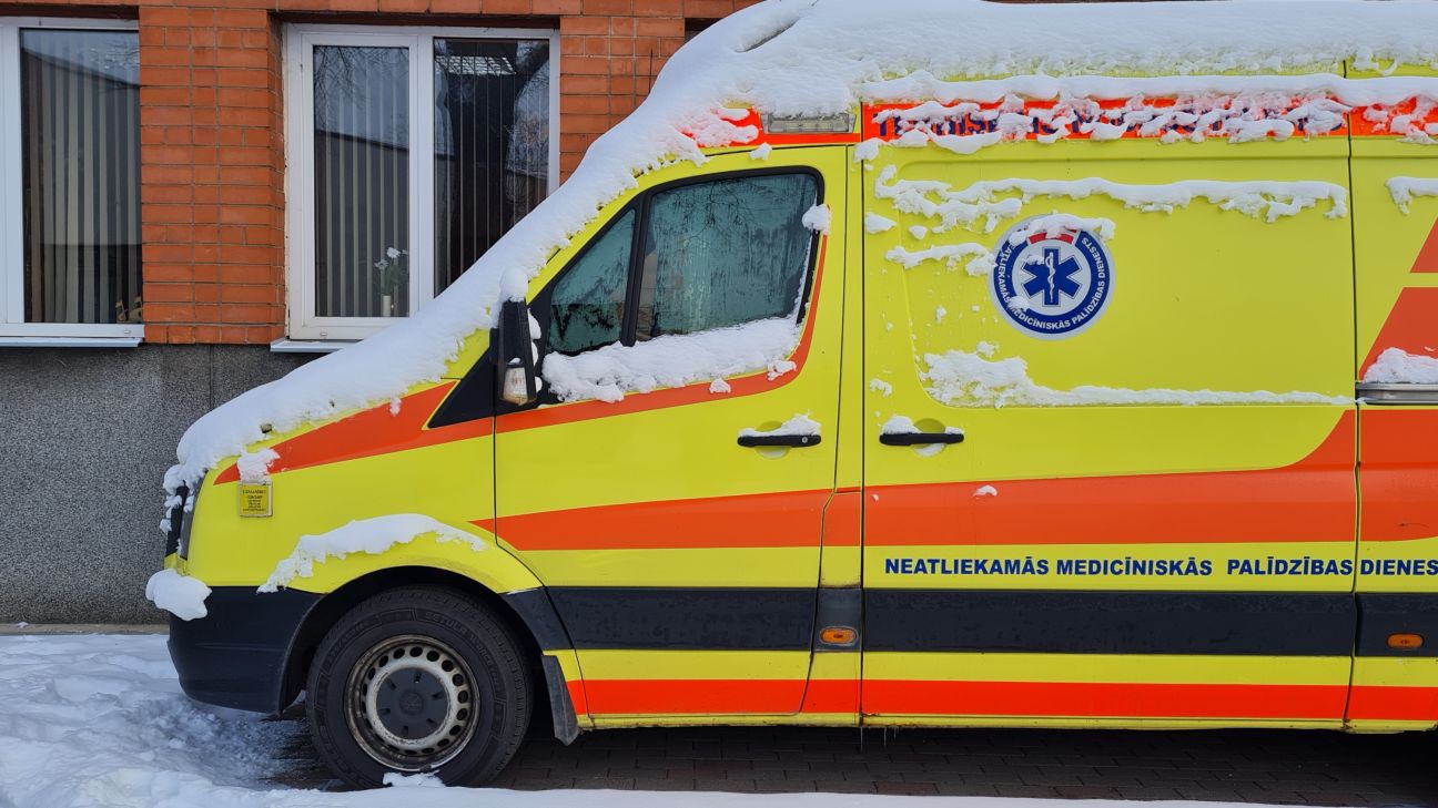 Viesītes pagastā automašīnu sadursmē traumas guvuši divi cilvēki