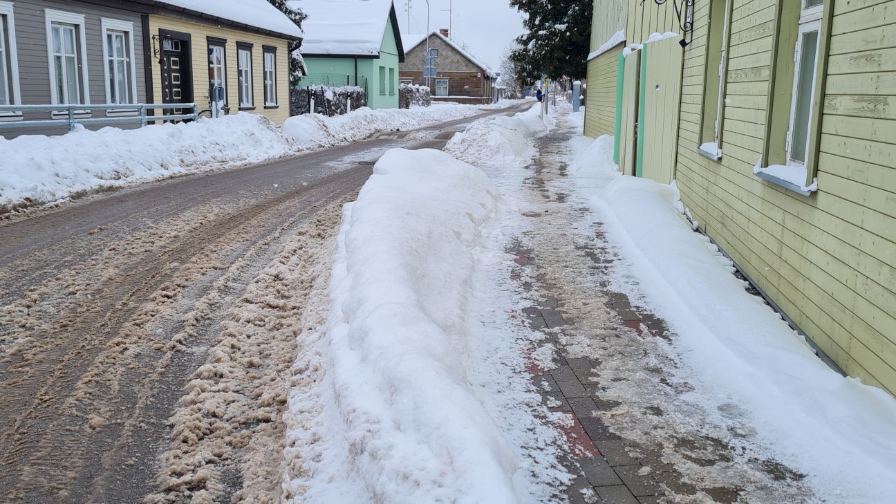 Privātīpašniekiem jātīra sniegs, bet nav saistošo noteikumu, kas to regulē