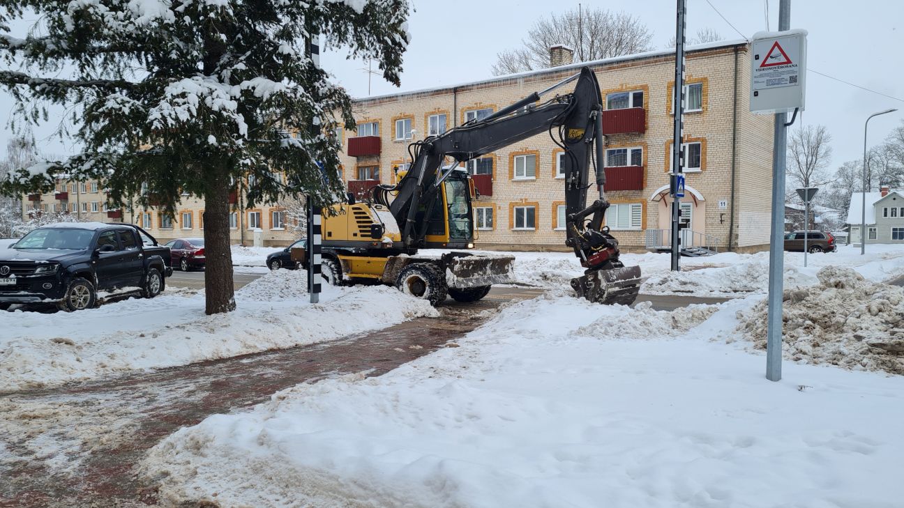 Jēkabpilī no atsevišķām teritorijām sāk izvest sniegu