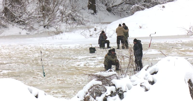 Līvānos zemledus mak&scaron;ķernieki kāpj uz trauslā Dubnas ledus