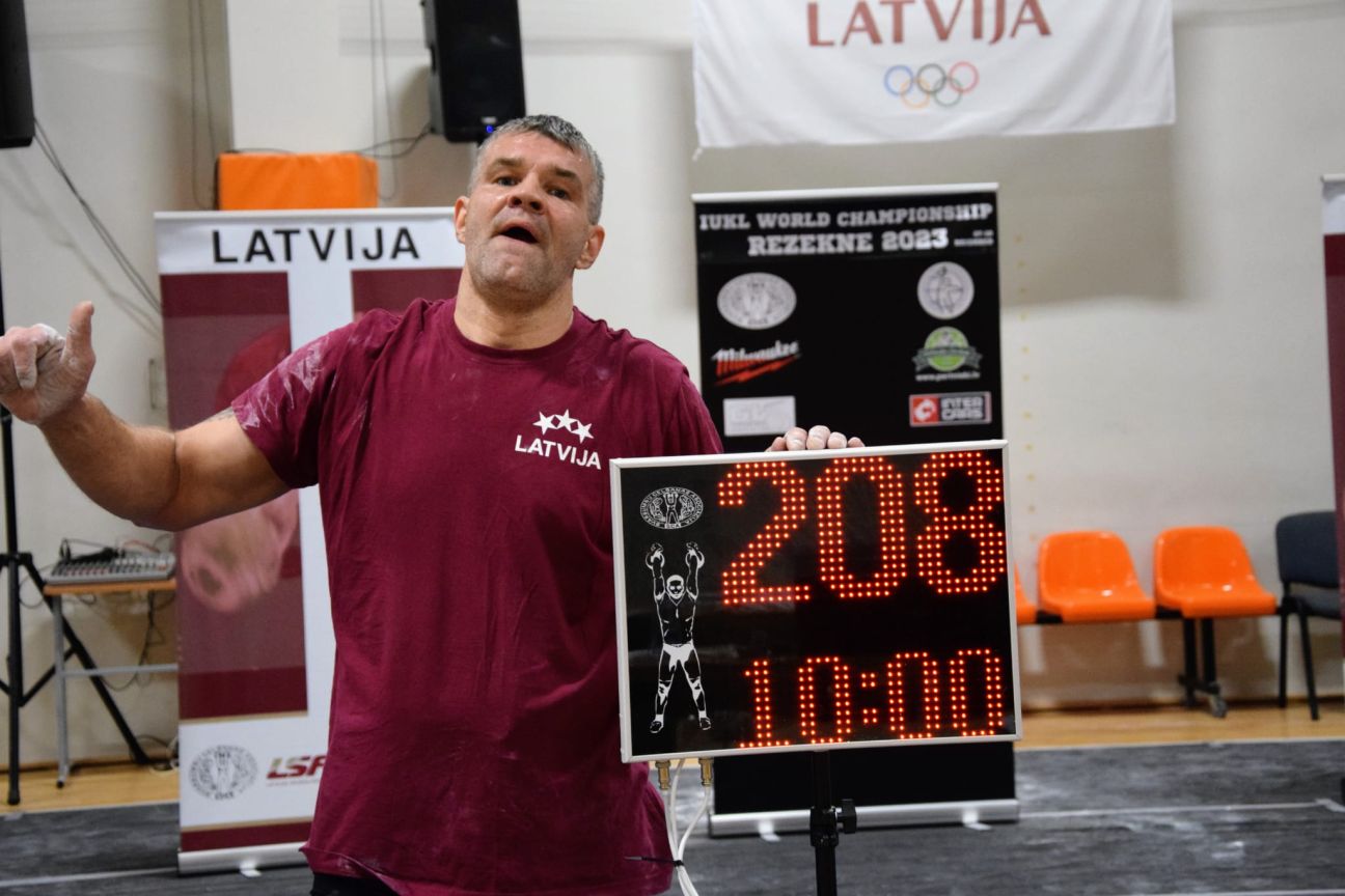 Jāņa Āboliņa Sporta Klubs labo Latvijas rekordus Pasaules čempionātā svarbumbu celšanā