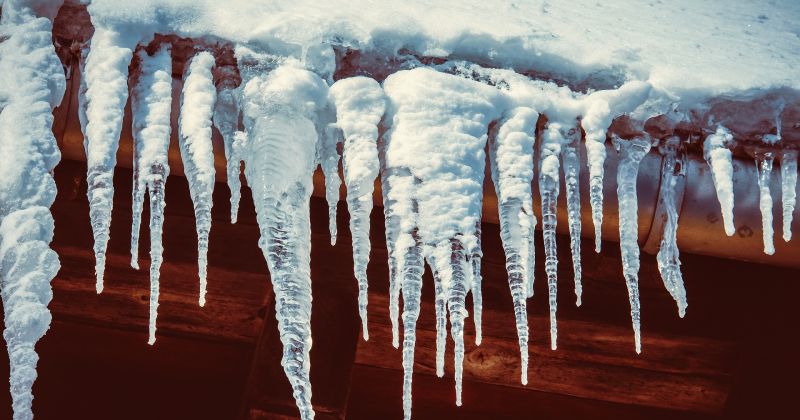 Līvānie&scaron;i aicināti notīrīt lāstekas un sniegu no jumtiem