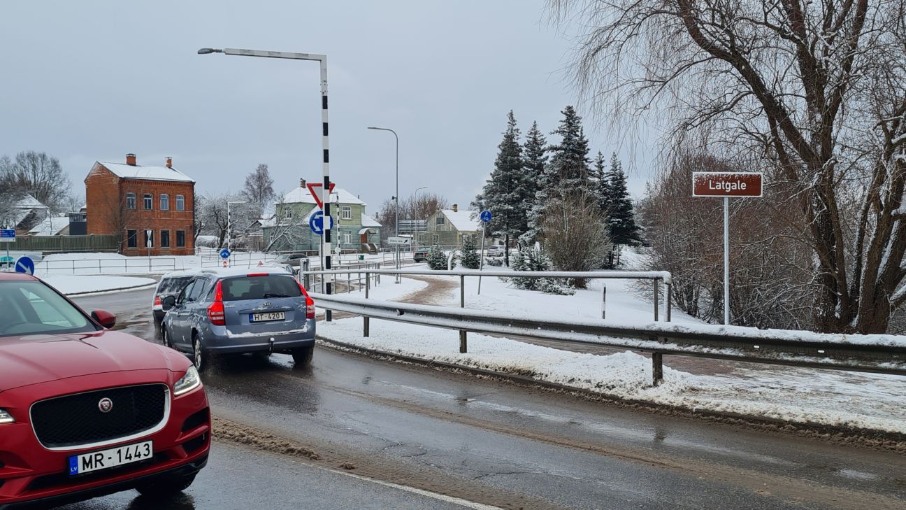 Atbilstoši vēsturisko zemju likumam puse Jēkabpils pilsētas ir Sēlijā, otra puse – Latgalē