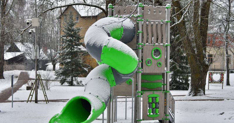 Kena parkā uzstādīts jauns bērnu rotaļu komplekss