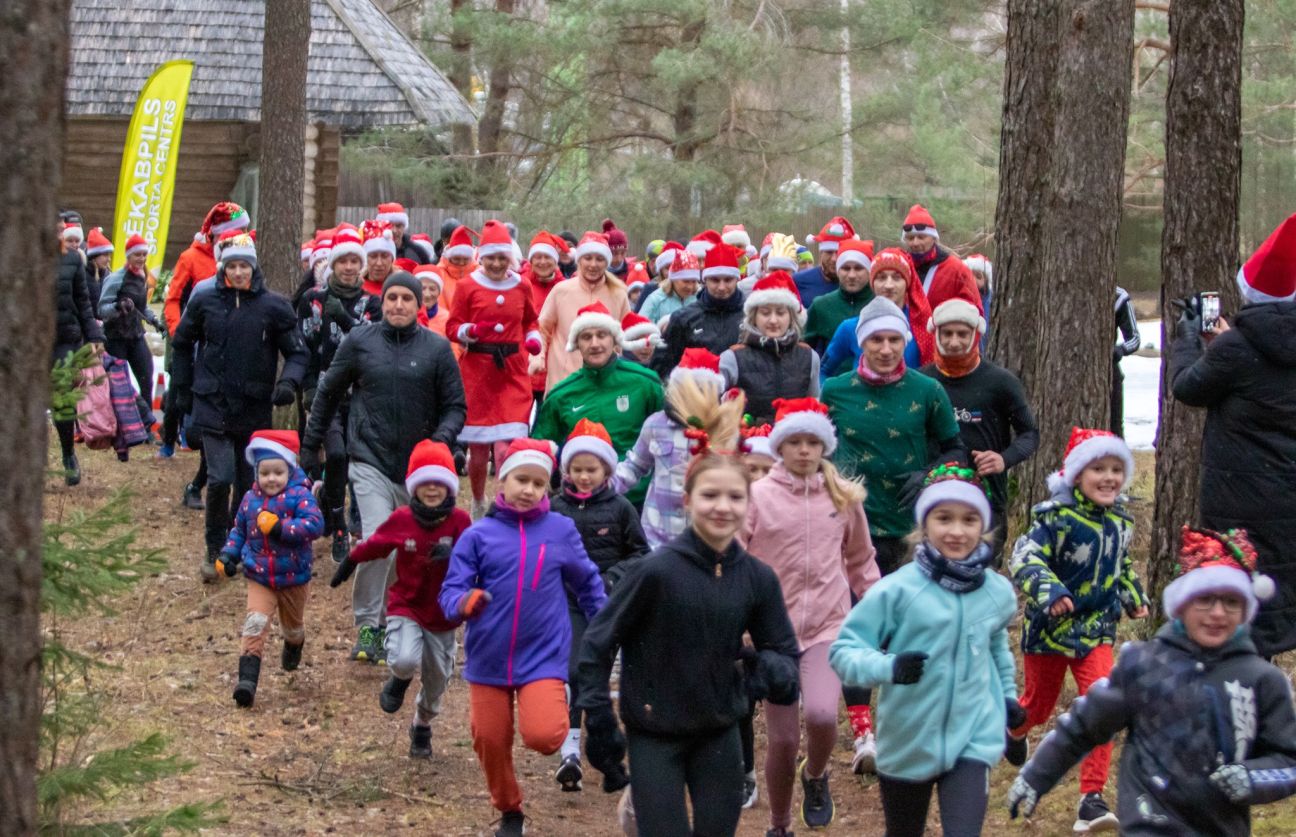 Vecgada skrējienā Jēkabpilī devās aptuveni 100 dalībnieku