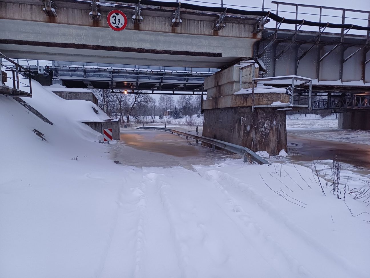 Pļaviņās uz applūšanas robežas ir viena privātmāja