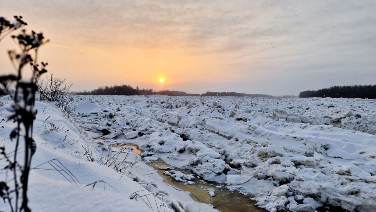 Pļaviņās kopš piektdienas ūdens līmenis krities par aptuveni metru