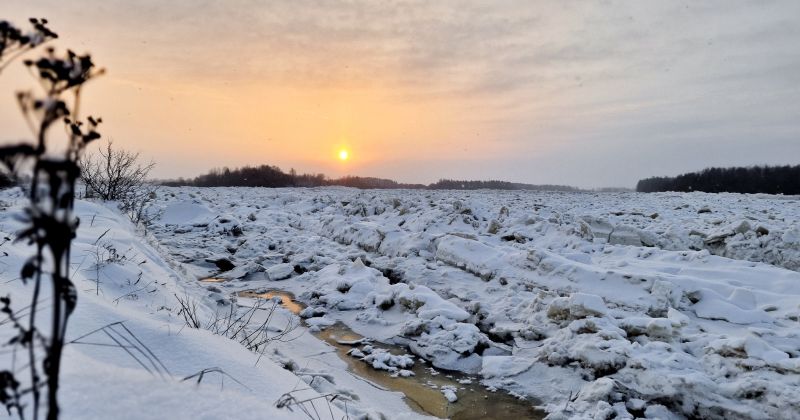 Pļaviņās kop&scaron; piektdienas ūdens līmenis krities par aptuveni metru
