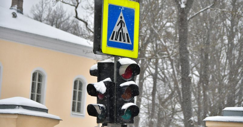 Pie Krustpils pils nedarbojas gājēju pārejas luksofors