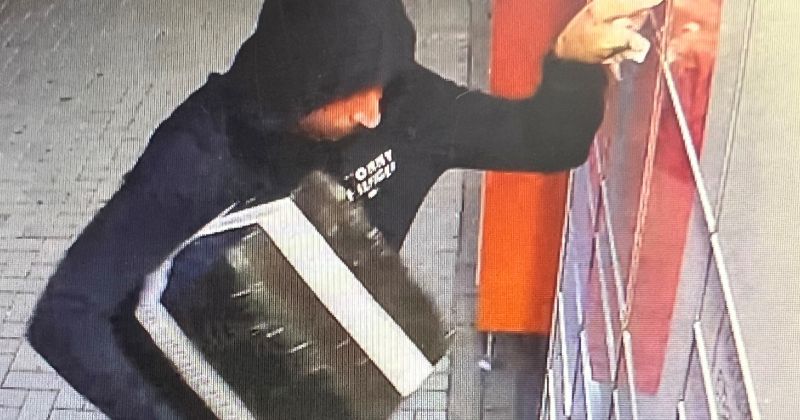 Policija lūdz palīdzību atpazīt attēlos redzamo vīrieti