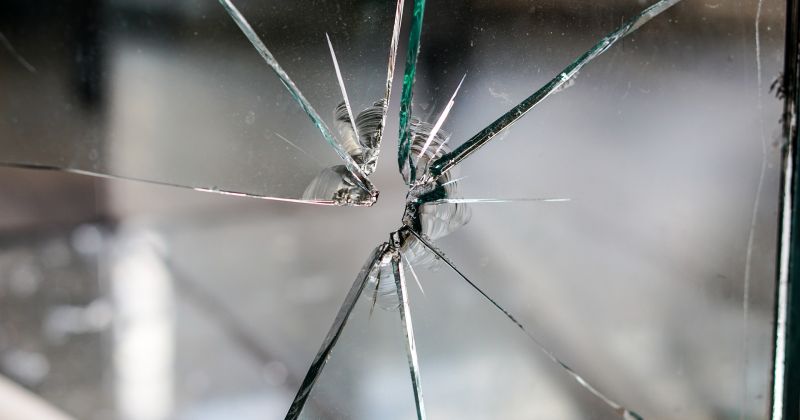 Jēkabpilī izsists dzīvokļa logs, Aknīstē bojāts elektrības skapis