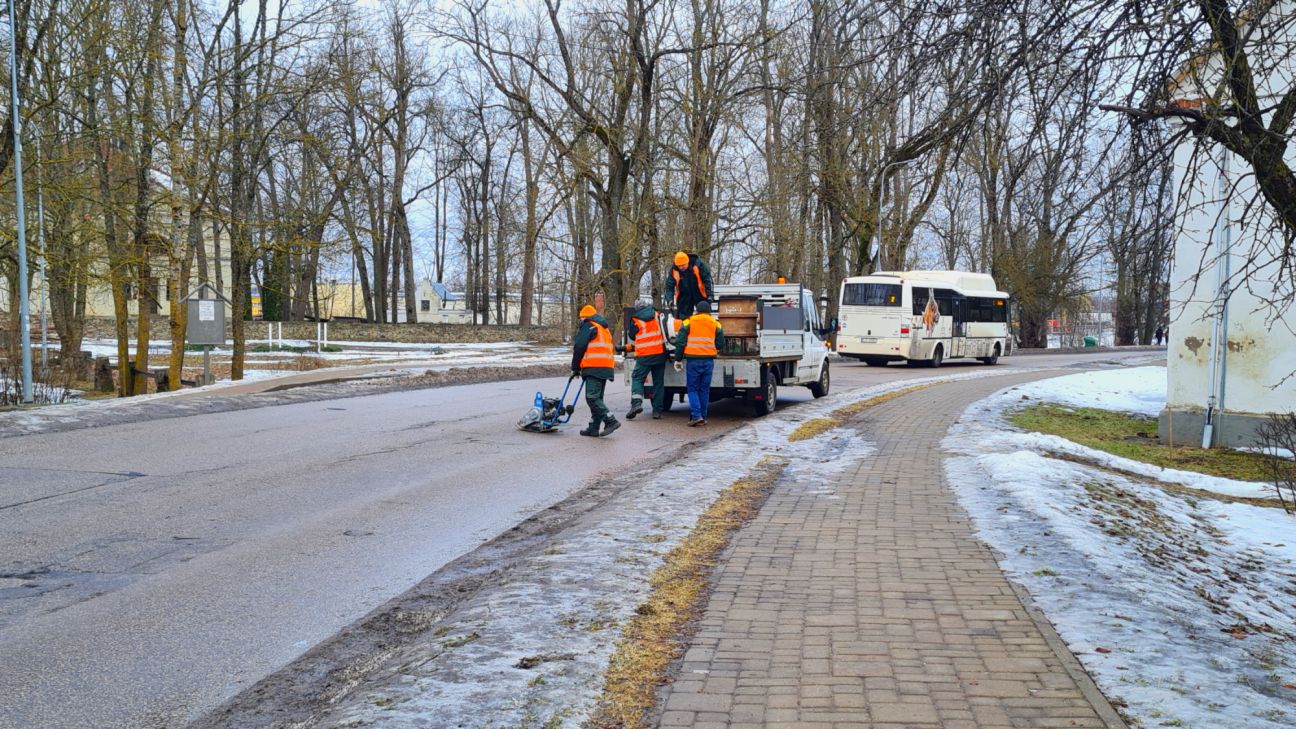 Jēkabpilī ar auksto asfaltu labo bedrītes
