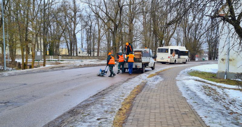 Jēkabpilī ar auksto asfaltu labo bedrītes