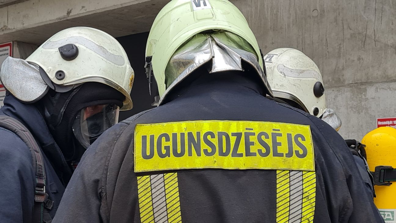 Neretā no degošas ēkas evakuējas 11 cilvēki