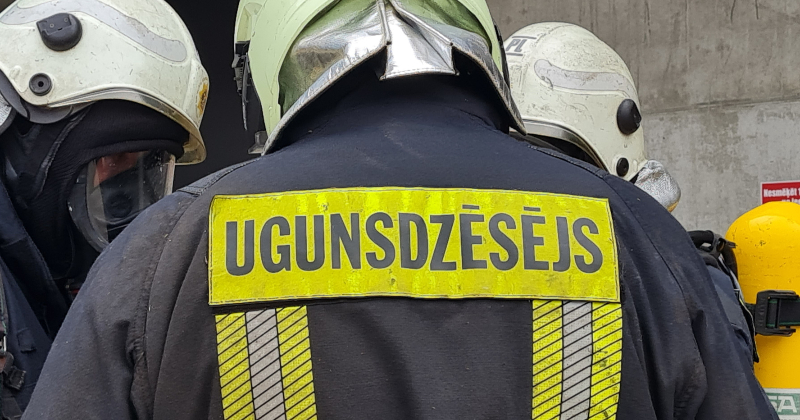 Neretā no dego&scaron;as ēkas evakuējas 11 cilvēki