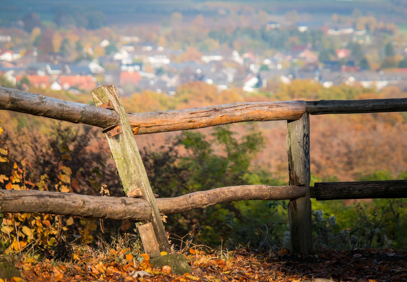 Jēkabpilī autovadītājs uzbrauc žogam un aizbrauc no notikuma vietas