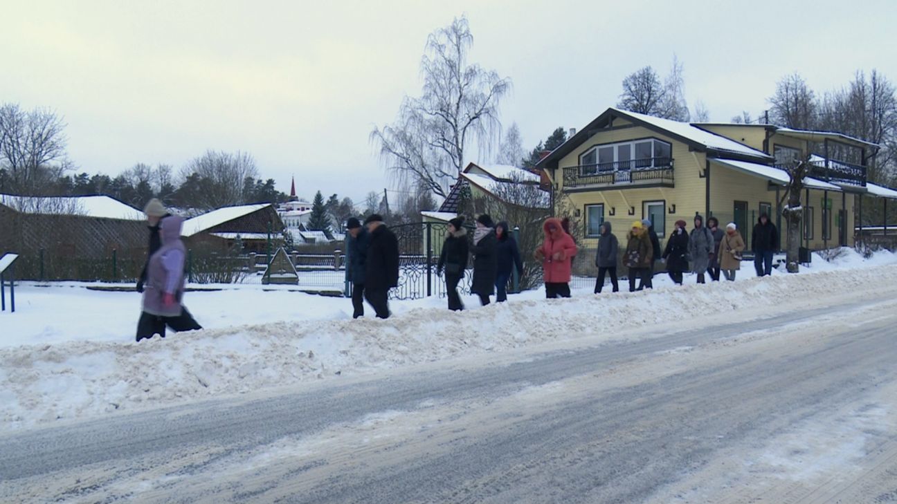 Viesīte 96. dzimšanas dienu svin ar izzinošu pārgājienu pa pilsētas garāko ielu