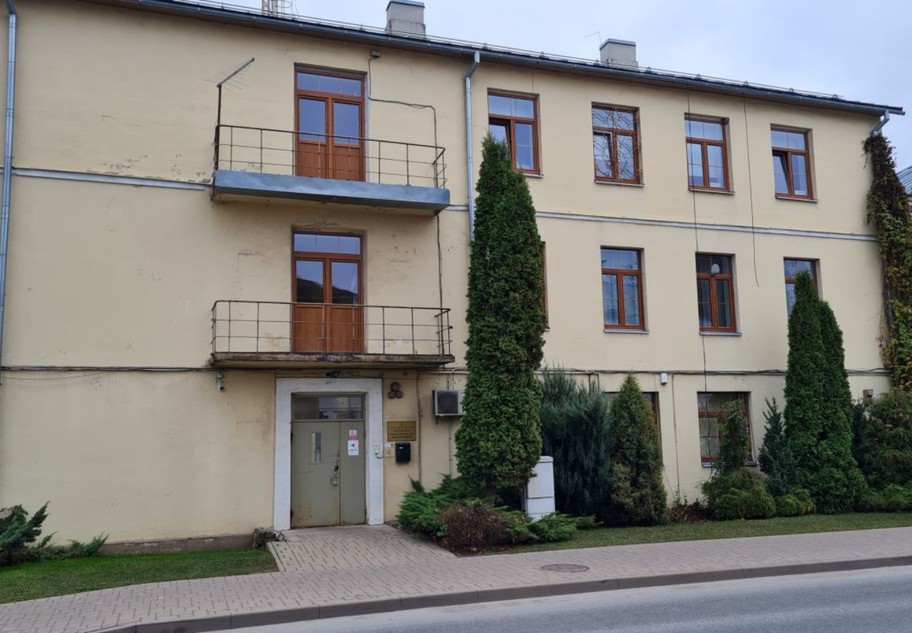 Jēkabpils novadā avārijās sabojā automašīnu un žogu