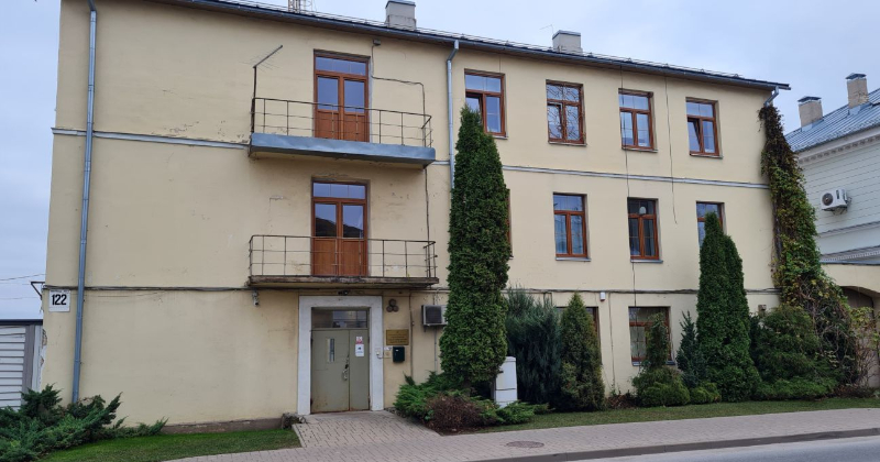 Jēkabpils novadā avārijās sabojā automa&scaron;īnu un žogu