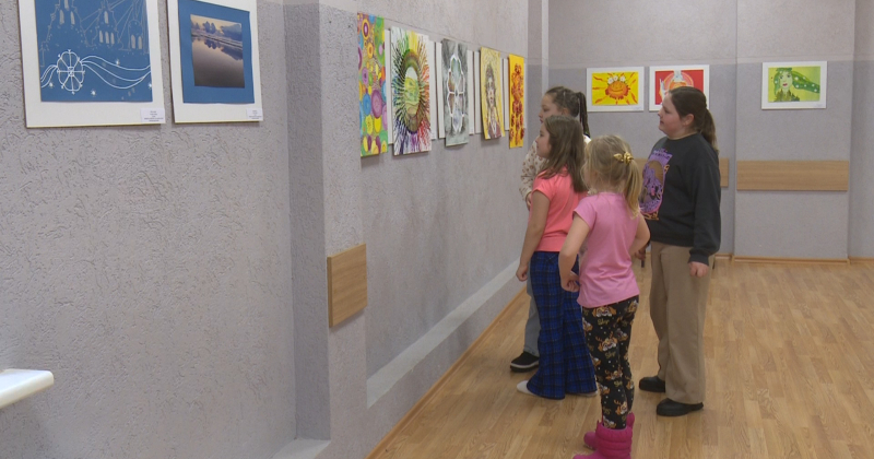 Ar izstādi &ldquo;Saules ritmi&rdquo;, Jēkabpils novada skolēni sacen&scaron;as par iespēju piedalīties Dziesmu un deju svētkos