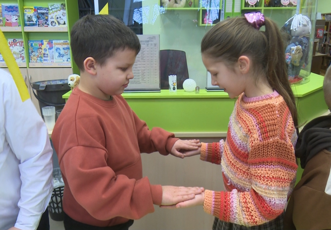 Jēkabpils novada Galvenās bibliotēkas bērnu literatūras nodaļā top dāvanas vecākiem Valentīndienā