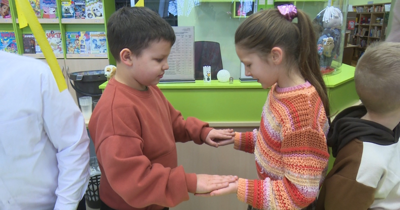 Jēkabpils novada Galvenās bibliotēkas bērnu literatūras nodaļā top dāvanas vecākiem Valentīndienā