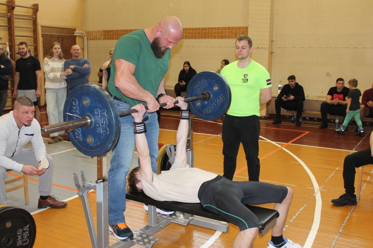 Jēkabpilī norisinās iesācēju kauss svaru stieņa spiešanā guļus