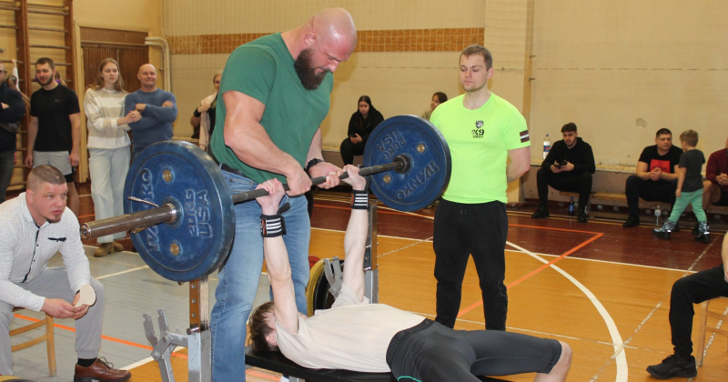 Jēkabpilī norisinās iesācēju kauss svaru stieņa spie&scaron;anā guļus