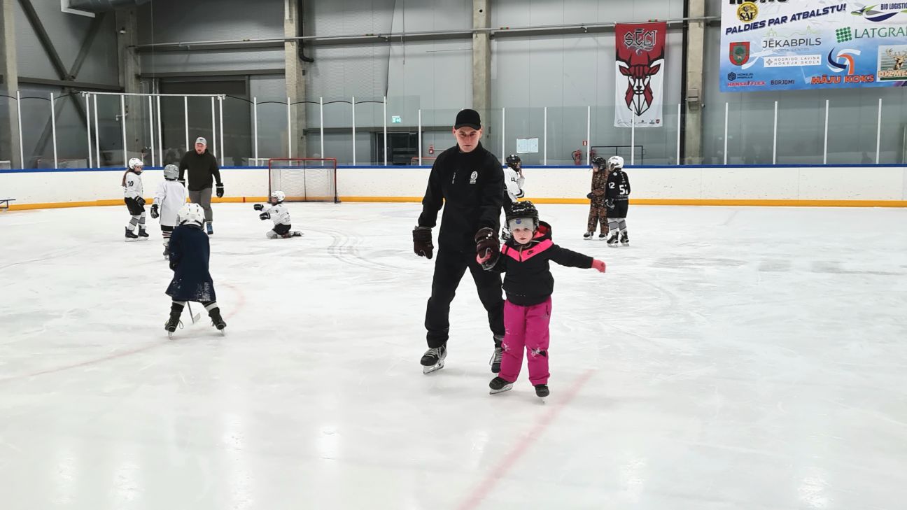 Jēkabpilī atvērtajos treniņos bērnus iepazīstina ar hokeju