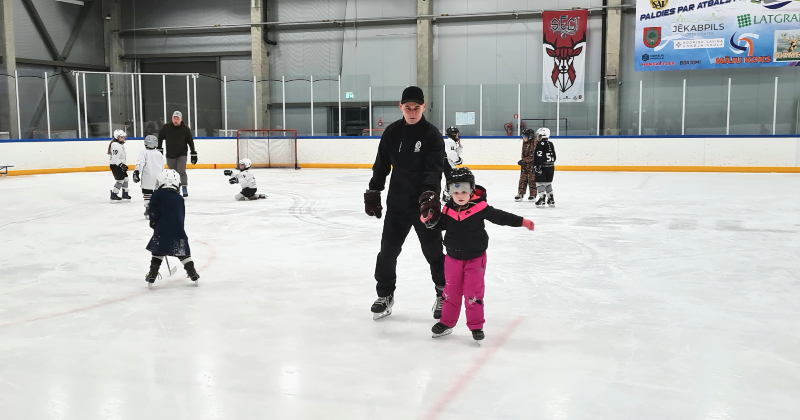 Jēkabpilī atvērtajos treniņos bērnus iepazīstina ar hokeju