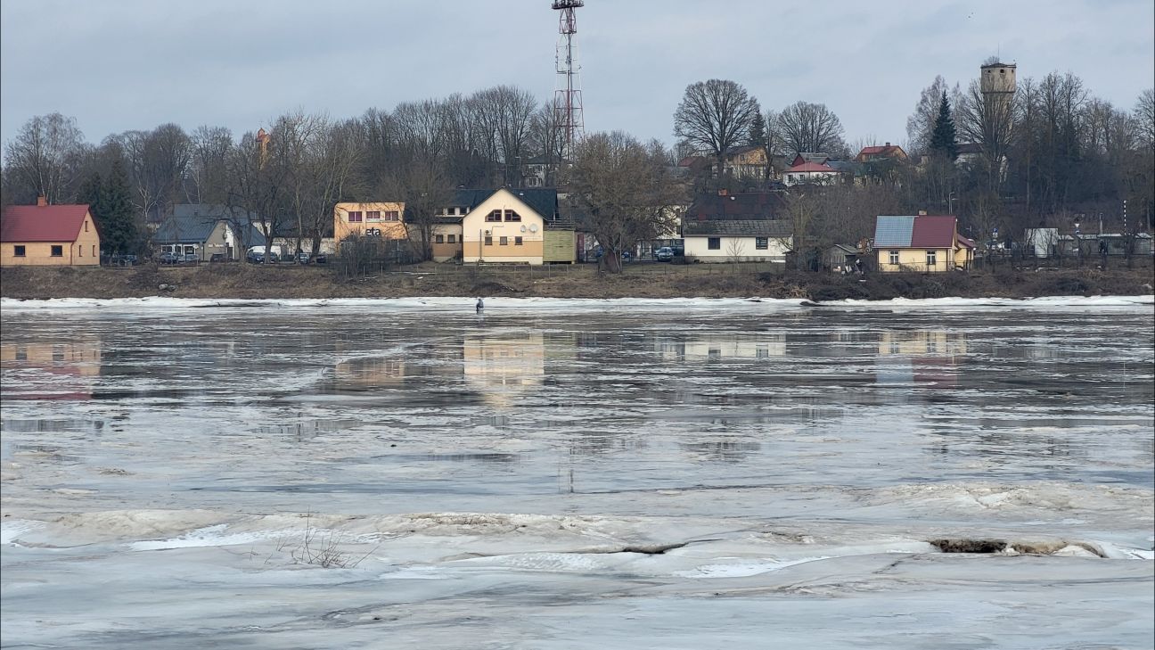Jēkabpilī uz kūstošā Daugavas ledus sēž zemledus makšķernieks